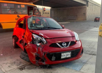 Dos lesionados en choque entre dos vehículos en Circuito Potosí y Avenida del Sauce