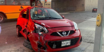 Dos lesionados en choque entre dos vehículos en Circuito Potosí y Avenida del Sauce