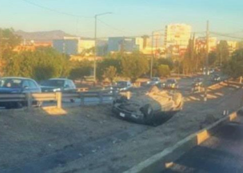 Volcadura en carretera 57 deja daños materiales: incidente ocurrió a la altura de Plaza Sendero