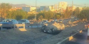 Volcadura en carretera 57 deja daños materiales: incidente ocurrió a la altura de Plaza Sendero