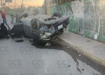 Choque y volcadura en el bulevar Rocha Cordero deja dos lesionados y daños materiales; conductora detenida