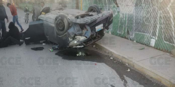 Choque y volcadura en el bulevar Rocha Cordero deja dos lesionados y daños materiales; conductora detenida