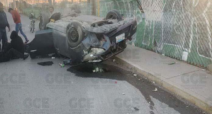 Choque y volcadura en el bulevar Rocha Cordero deja dos lesionados y daños materiales; conductora detenida