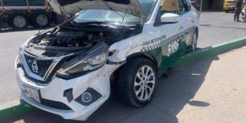 Accidente vial entre taxi y automóvil particular en la Zona Industrial deja solo daños materiales