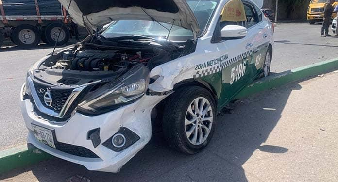Accidente vial entre taxi y automóvil particular en la Zona Industrial deja solo daños materiales