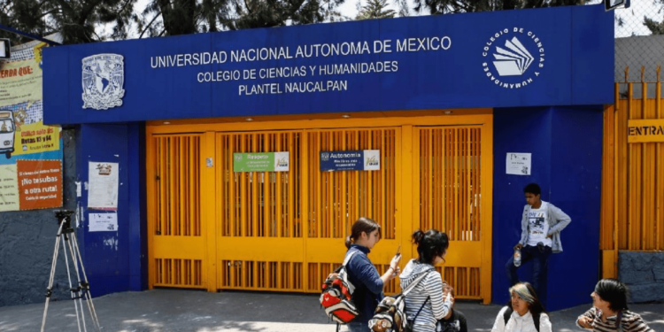 Profesor del CCH Naucalpan es apuñalado  durante clase por un estudiante