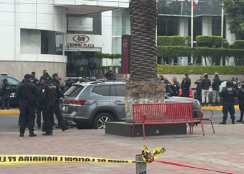 Asesinan a dos personas en las afueras del hotel Crowne Plaza en Tlalnepantla, Estado de México
