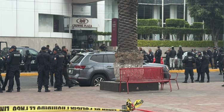 Asesinan a dos personas en las afueras del hotel Crowne Plaza en Tlalnepantla, Estado de México