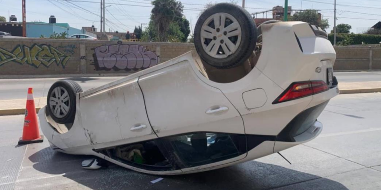 Impactante choque con volcadura deja daños materiales de consideración