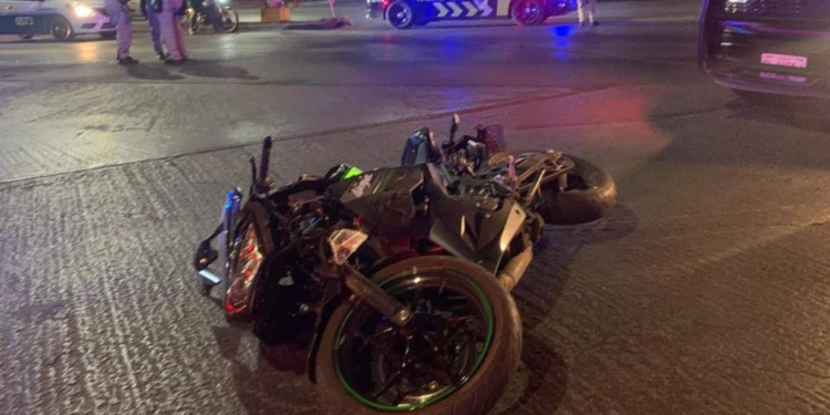 Motociclista lesionado tras ser arrollado por camioneta en la colonia Damián Carmona
