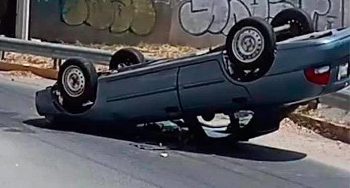 Aparatosas volcaduras en Río Santiago dejan solo daños materiales