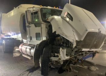 Tráiler embiste camión de basura en Periférico Oriente; solo daños materiales