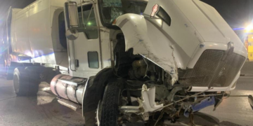 Tráiler embiste camión de basura en Periférico Oriente; solo daños materiales