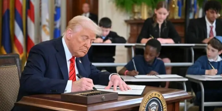 Qué hace el Departamento de Educación de EE.UU. y por qué Trump firmó una orden ejecutiva para empezar a desmantelarlo