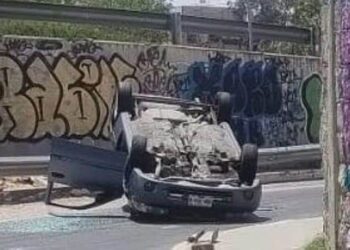 Vuelca un conductor al entrar al Río Santiago