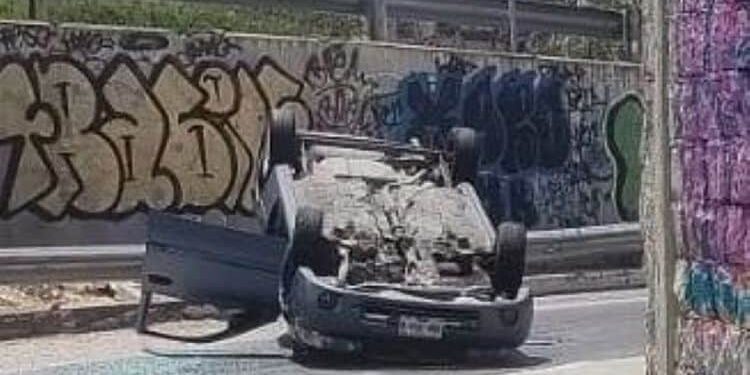 Vuelca un conductor al entrar al Río Santiago