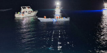 Doce muertos tras caída de avión en el mar en la isla de Roatán, Honduras
