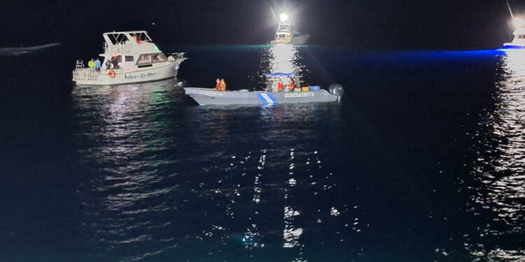 Doce muertos tras caída de avión en el mar en la isla de Roatán, Honduras