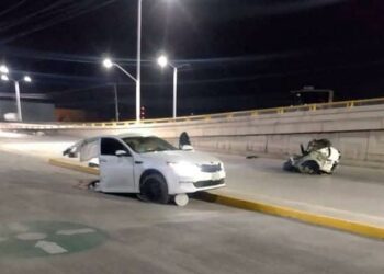 Auto se parte a la mitad tras brutal choque en el bulevar Rocha Cordero