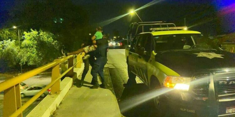 Evitan policías que hombre se lance del puente 20 de Noviembre
