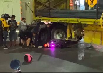 Repartidora lesionada en choque con tráiler
