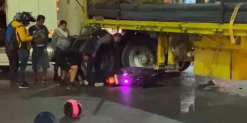 Repartidora lesionada en choque con tráiler