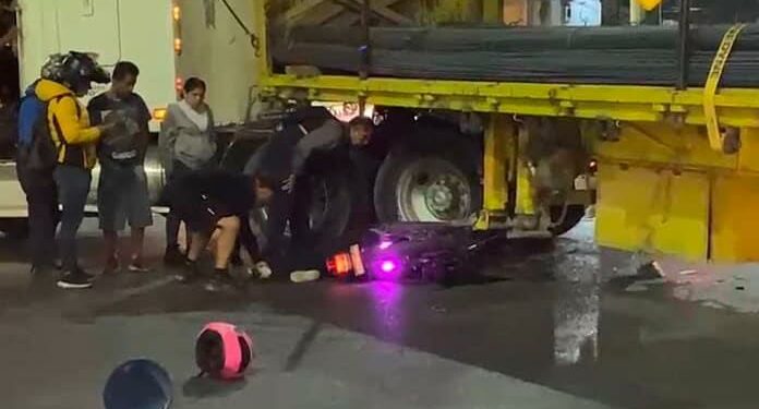 Repartidora lesionada en choque con tráiler