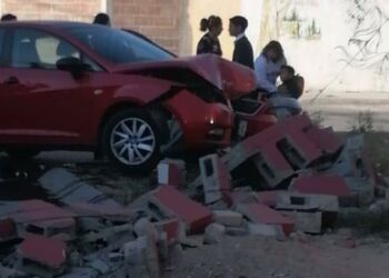 Accidente en el Fracc. Don Miguel: automóvil impacta contra una vivienda