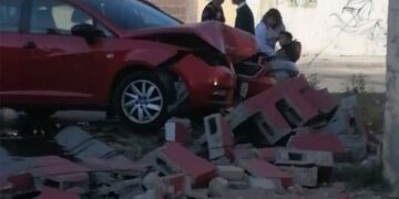 Accidente en el Fracc. Don Miguel: automóvil impacta contra una vivienda