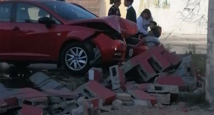 Accidente en el Fracc. Don Miguel: automóvil impacta contra una vivienda