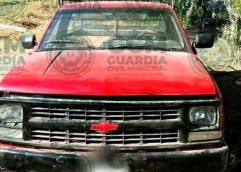 Hallan camioneta robada sin llantas ni batería