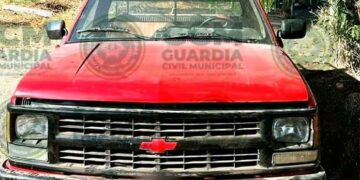 Hallan camioneta robada sin llantas ni batería