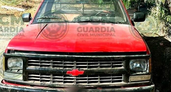 Hallan camioneta robada sin llantas ni batería