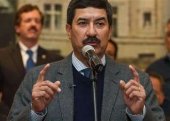 En Chihuahua, empresario reta a Javier Corral en aeropuerto: “¡Dame la cara!”