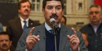 En Chihuahua, empresario reta a Javier Corral en aeropuerto: “¡Dame la cara!”