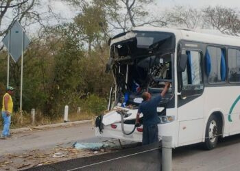 Autobús choca en la Valles-Tamazunchale; afortunadamente no hay heridos