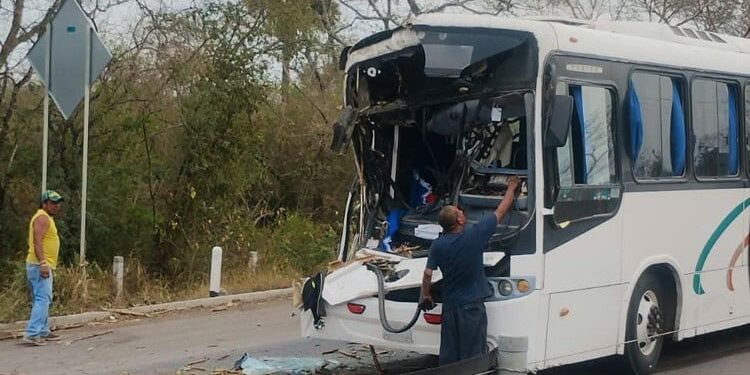 Autobús choca en la Valles-Tamazunchale; afortunadamente no hay heridos