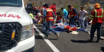 VIDEO | Al menos 11 muertos tras volcadura de autobús en Oaxaca