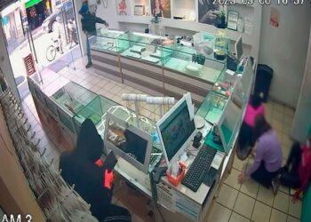 Delincuentes perpetran violento robo en joyería del Centro Histórico