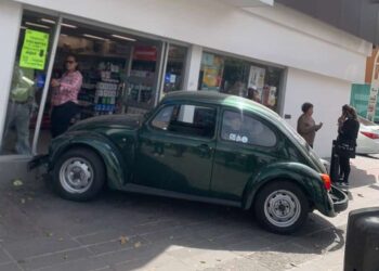 Colisión de “vochito” acaba en la entrada de un Oxxo