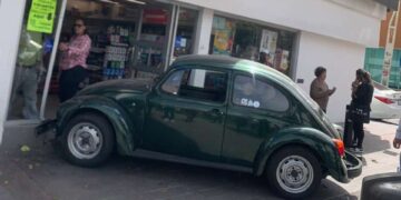 Colisión de “vochito” acaba en la entrada de un Oxxo