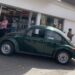 Colisión de “vochito” acaba en la entrada de un Oxxo
