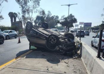 Dos heridos tras choque y volcadura en Salvador Nava