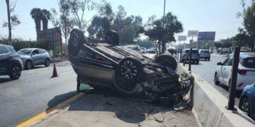 Dos heridos tras choque y volcadura en Salvador Nava