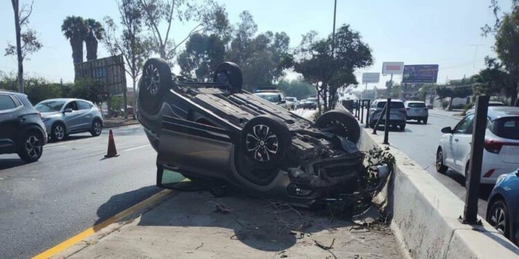 Dos heridos tras choque y volcadura en Salvador Nava