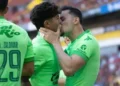 Un inesperado beso en la boca marca la celebración de gol de los jugadores del FC Juárez
