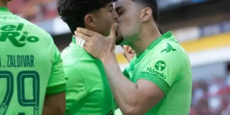 Un inesperado beso en la boca marca la celebración de gol de los jugadores del FC Juárez