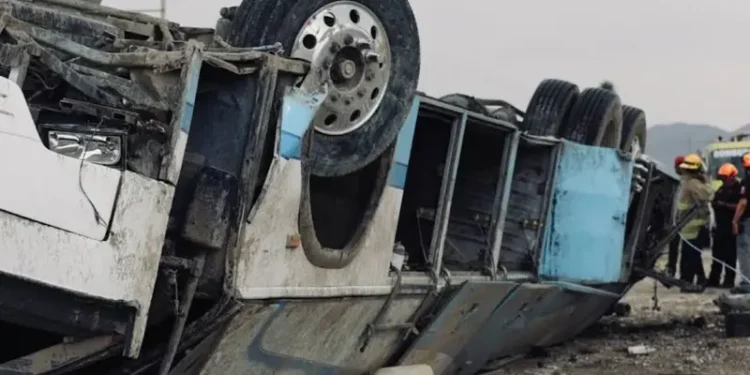 Video | Accidente en carretera 57: volcadura de autobús deja saldo de dos muertos y 15 heridos