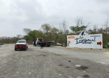 Accidente en la carretera Valles-Tampico: camioneta cae a un barranco