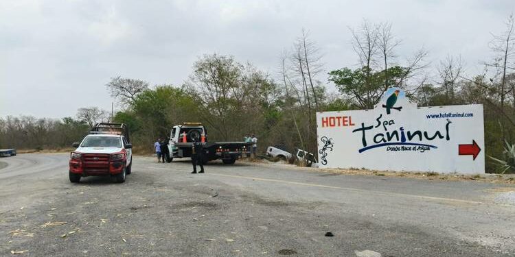 Accidente en la carretera Valles-Tampico: camioneta cae a un barranco